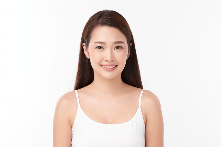 白色背景上年轻美丽的亚洲女美容美发女性肖像