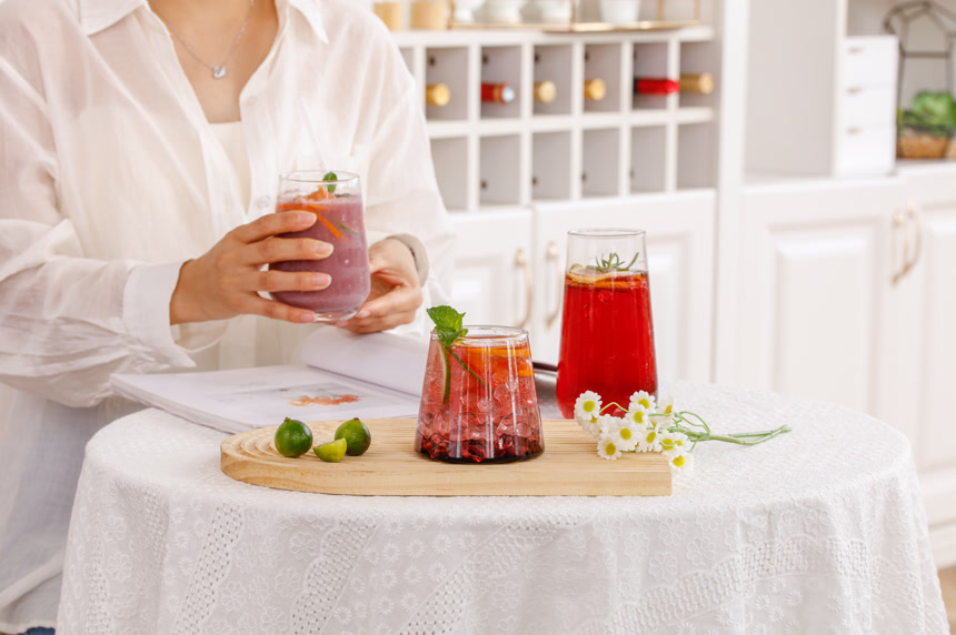 桌子上的夏日冷饮