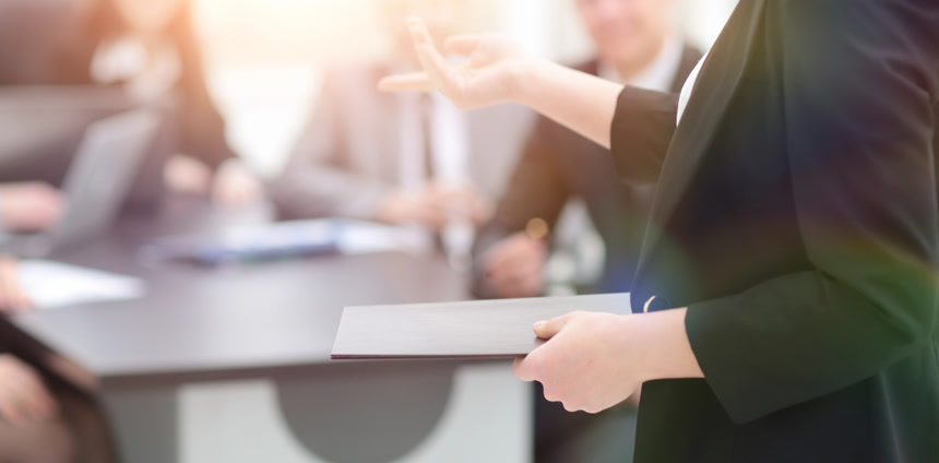 关于模糊的背景办公室文件的女商人 商务背景 职场广告 