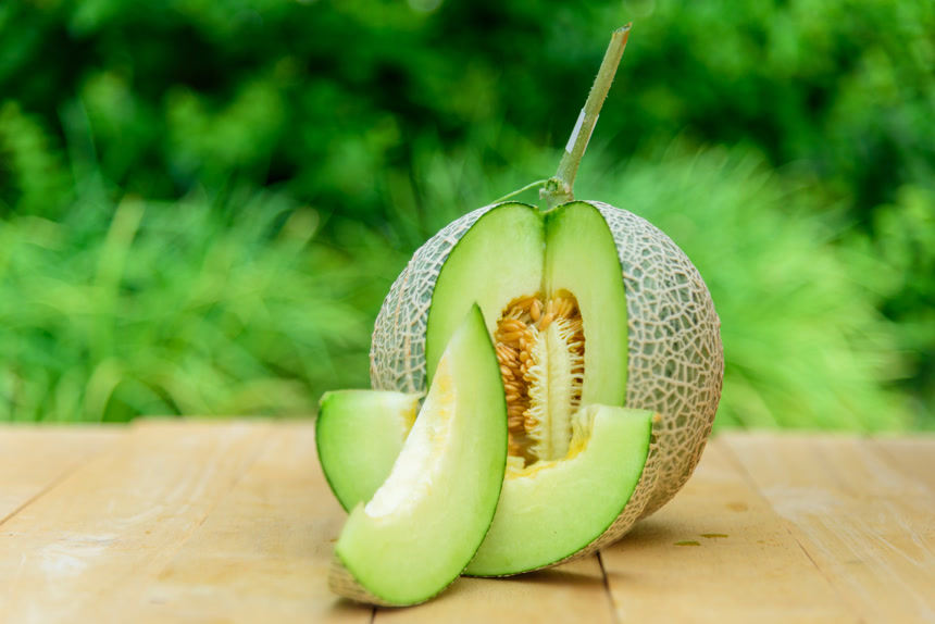 木盘上的新鲜青瓜健康食物