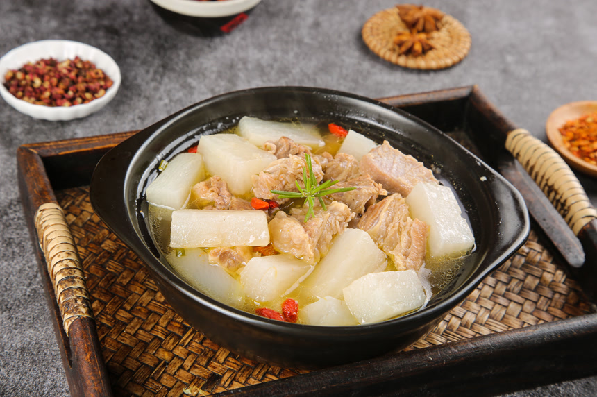 碗里的萝卜炖牛腩