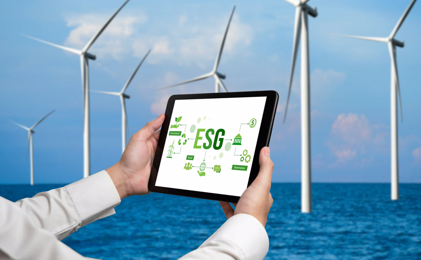 商界人士使用平板电脑设定企业环保管理和替代清洁能源使用的目标商务经济