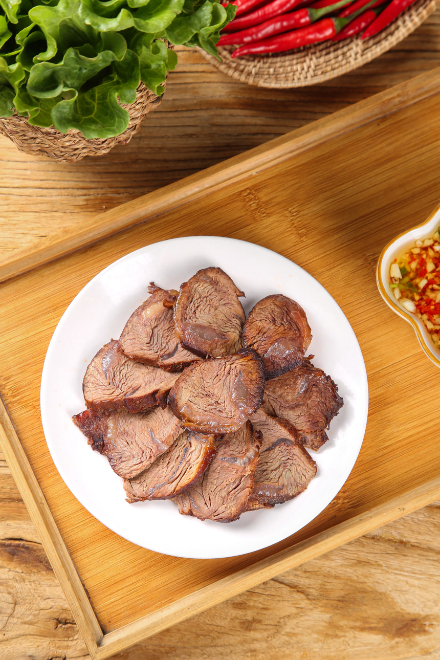 盘子里的卤牛肉