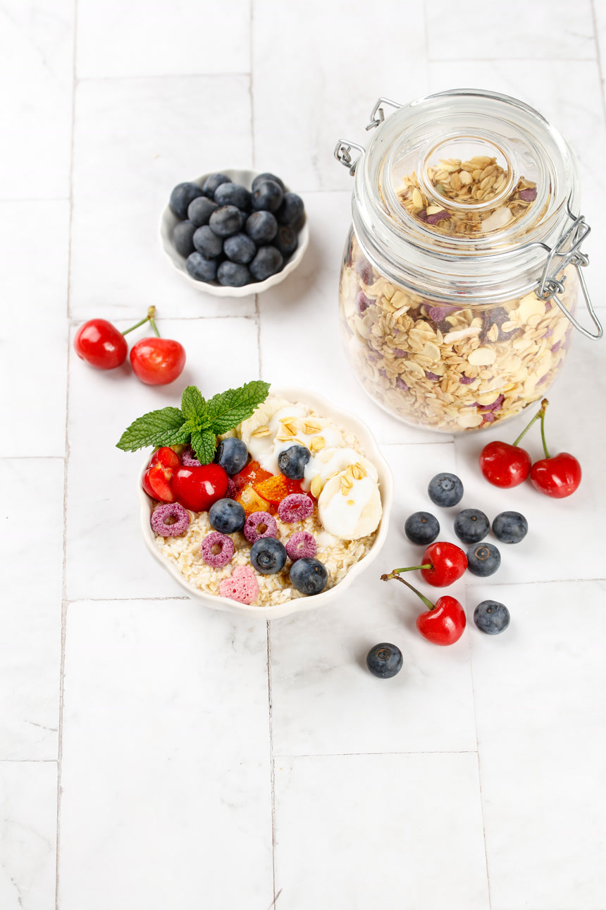 浅底上的水果燕麦