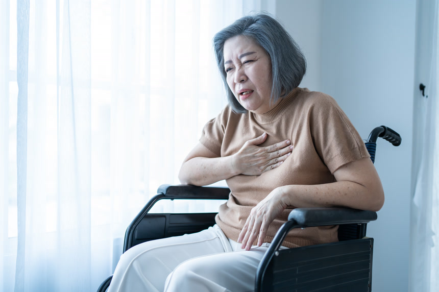 亚洲老年残疾妇女在轮椅上心脏病发作医疗健康