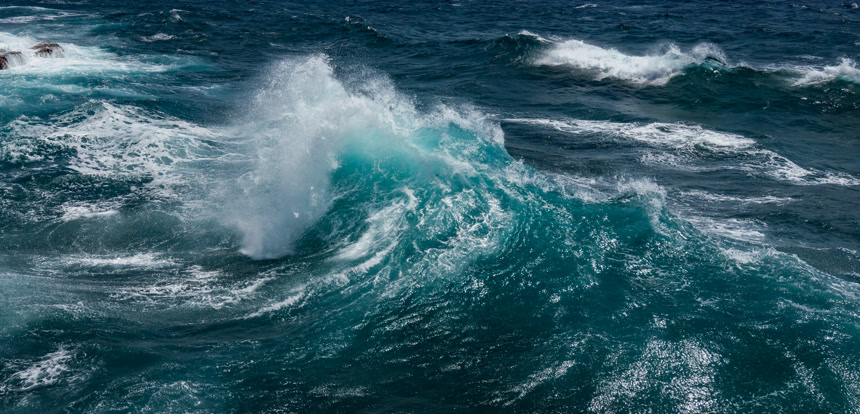翻滚海浪波涛汹涌海浪飞溅自然美景