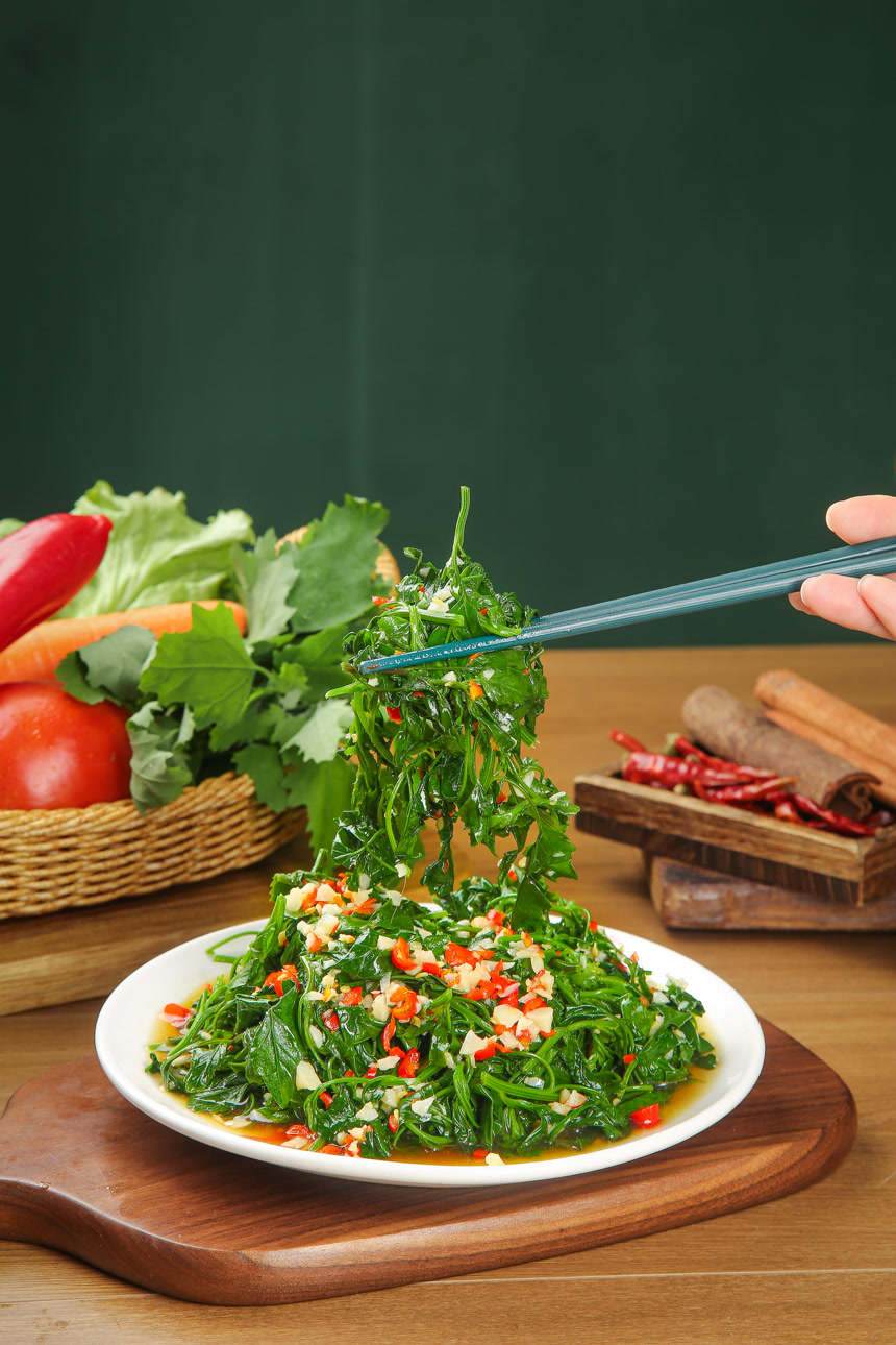 木底上的凉拌灰灰菜