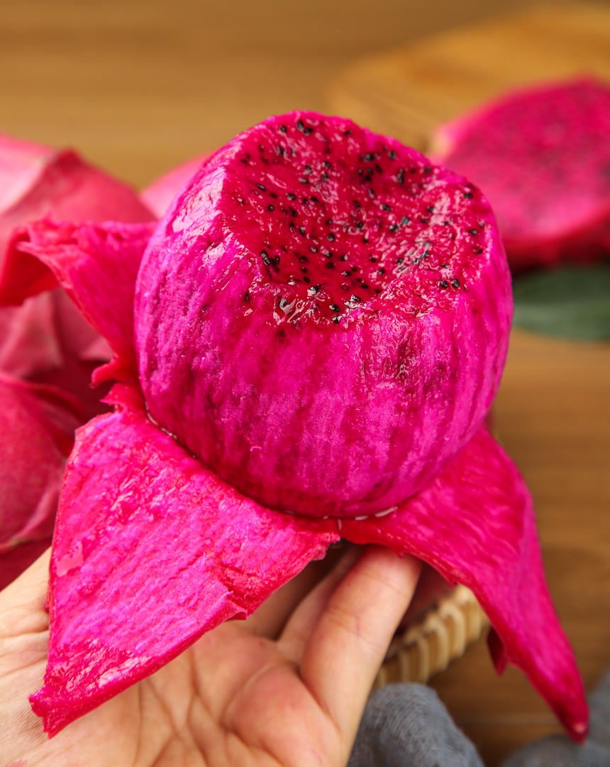 木底上的红心火龙果