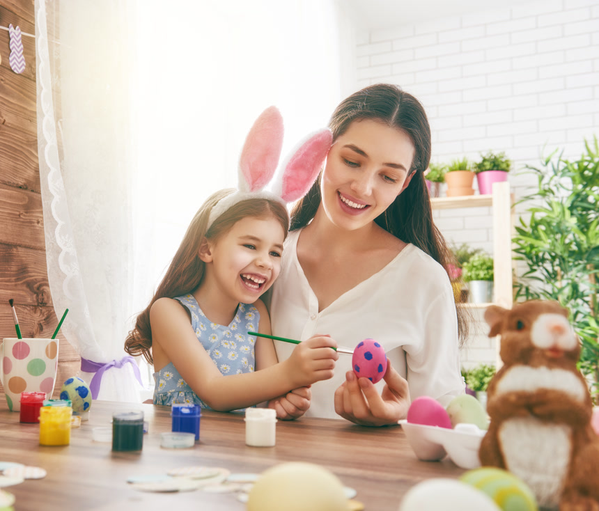 母女为复活节画鸡蛋庆祝复活节