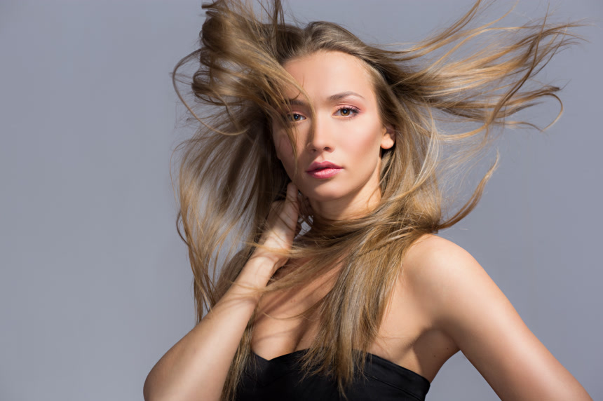 年轻女孩秀发飘逸广告创意人像背景壁纸