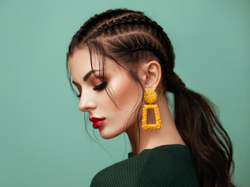 有着完美妆容的布鲁内特女孩梳着辫子带珠宝的模特广告宣传