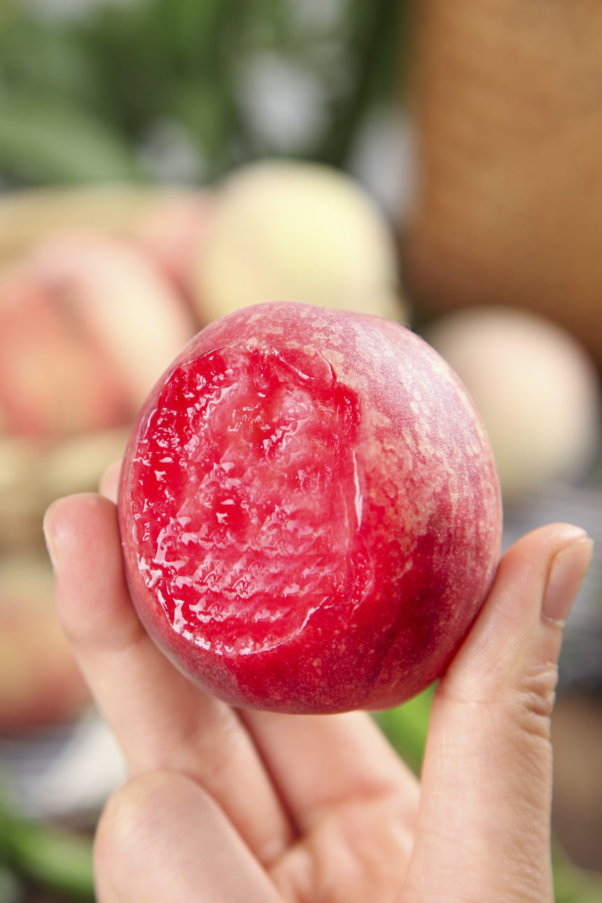 木底上的胭脂红桃子