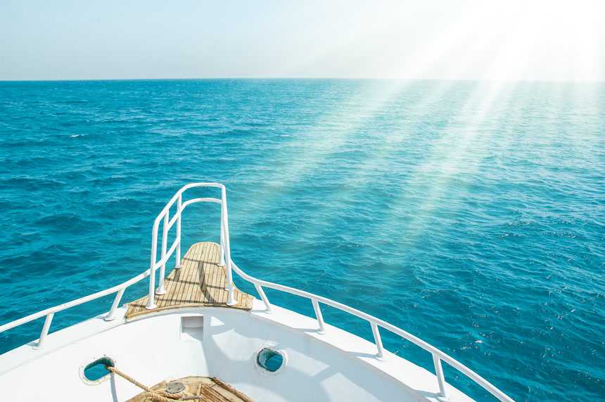 时尚美丽的船游艇在海上背景航海休闲度假生活