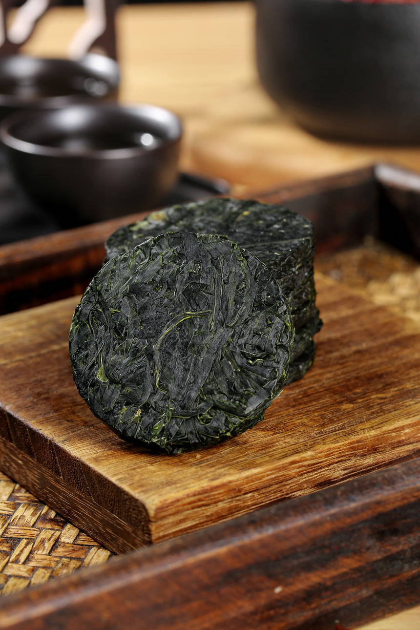 木底上的压缩海带丝