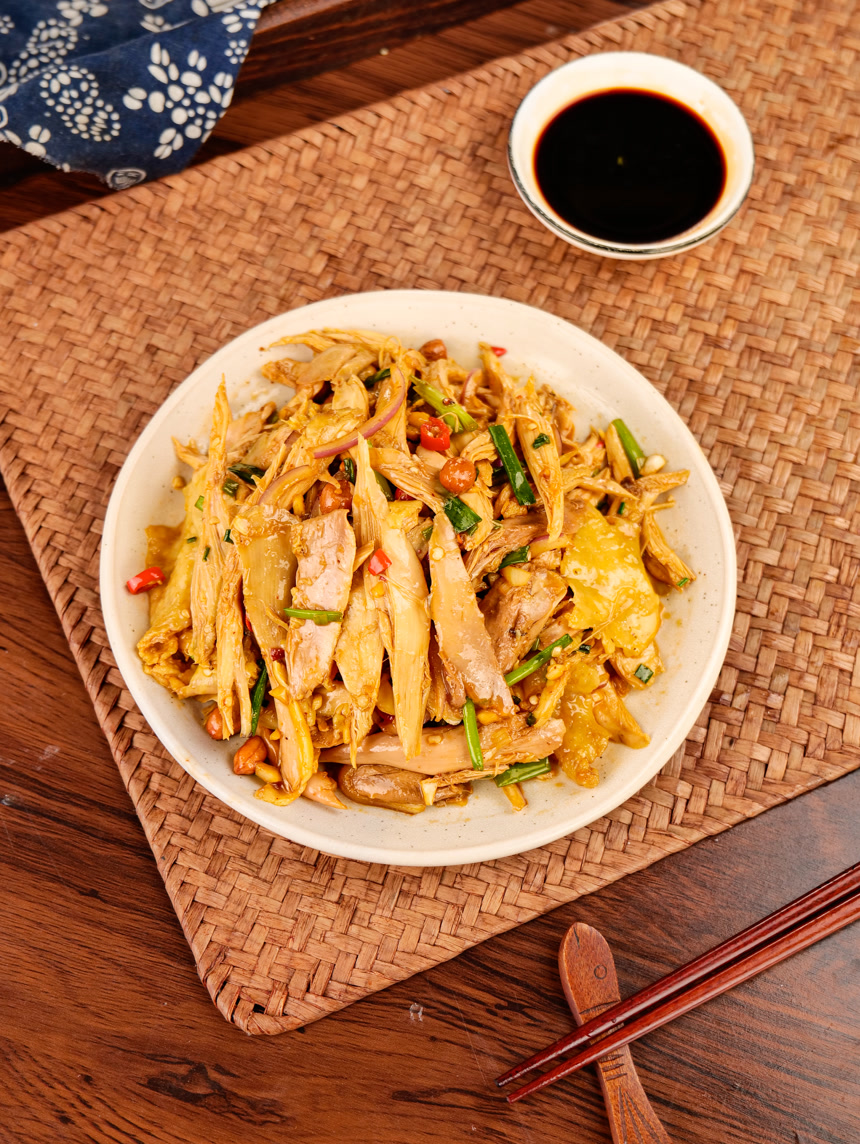 浅底上的手撕鸡