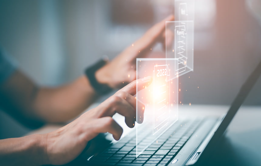 2022年新年的概念、工作和规划。商人使用笔记本电脑，并计划在2022年使用数字笔记本电脑或计算机文档。企业管理、海量数据、金融技术.