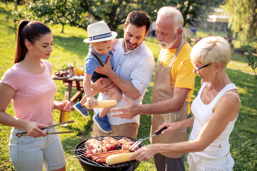 快乐的家庭聚集在烤架上野餐度假休闲娱乐
