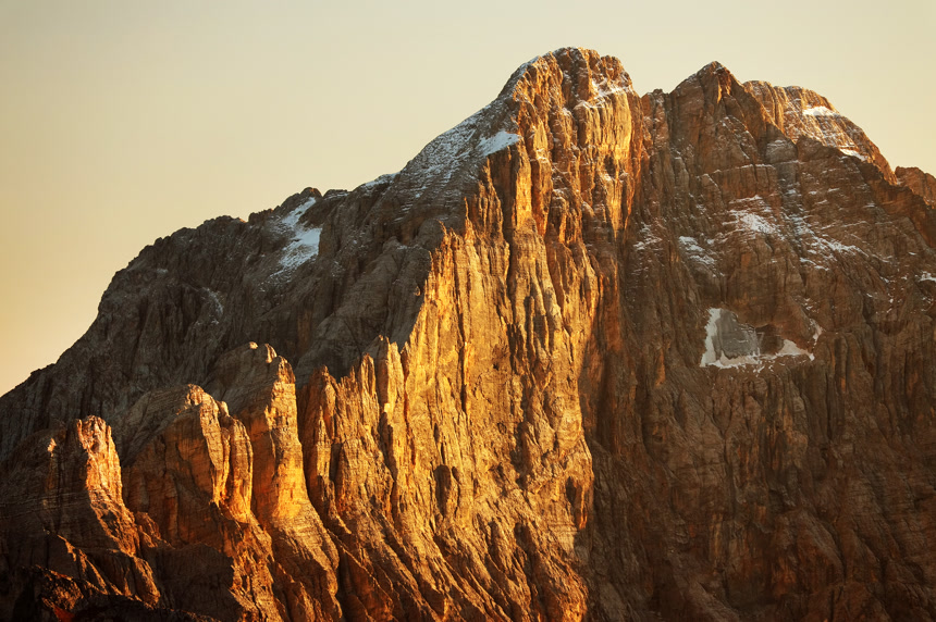 Warm sunset light over the Dolomites, Italy, Europe自然景观山峰高山极端地形