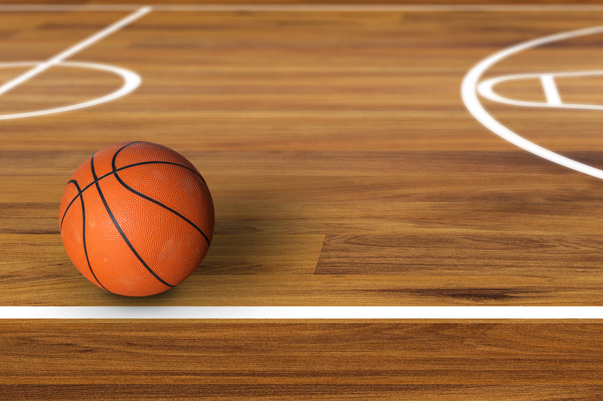 硬木篮球场上的一个篮球球类体育运动