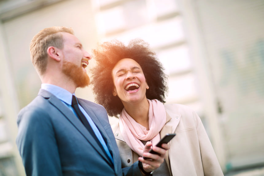 一对大笑的男女人物肖像摄影生活方式