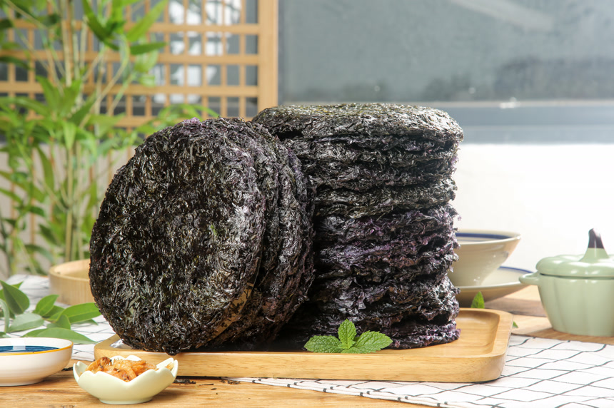 手里拿着大块紫菜