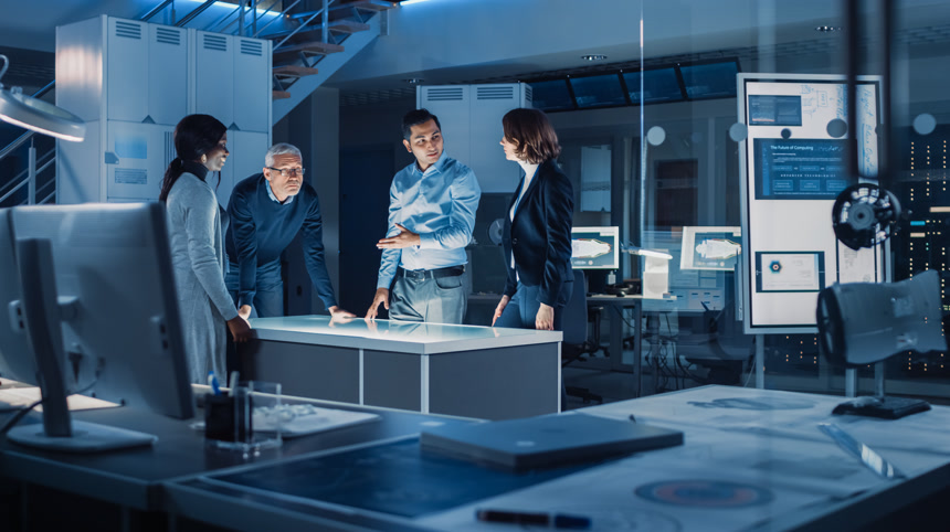 年终总结工程师在虚拟现实内容设计工作室讨论科学研发