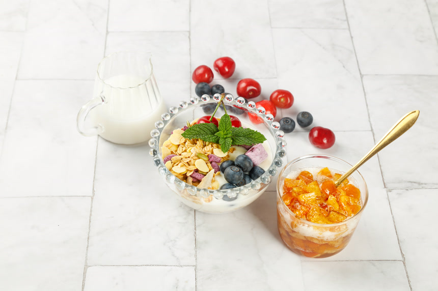 浅底上的水果燕麦