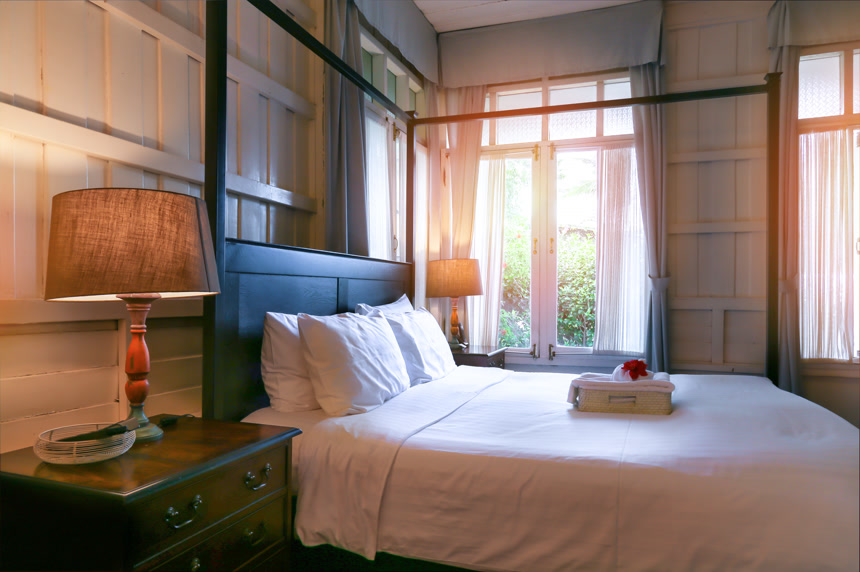 开了台灯阳光照耀下的房间白色床室内装潢室内软装