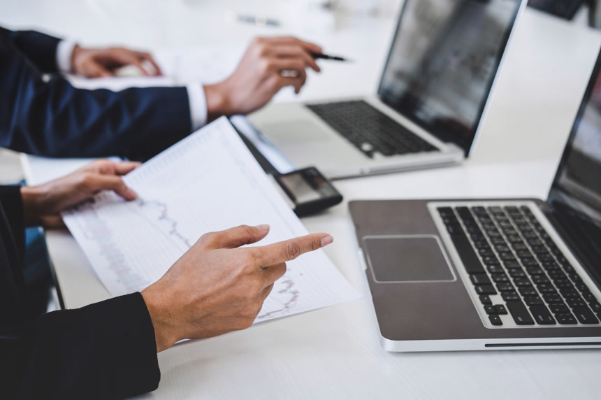 业务团队的两位同事使用计算机、笔记本电脑、光盘生活方式工作场景