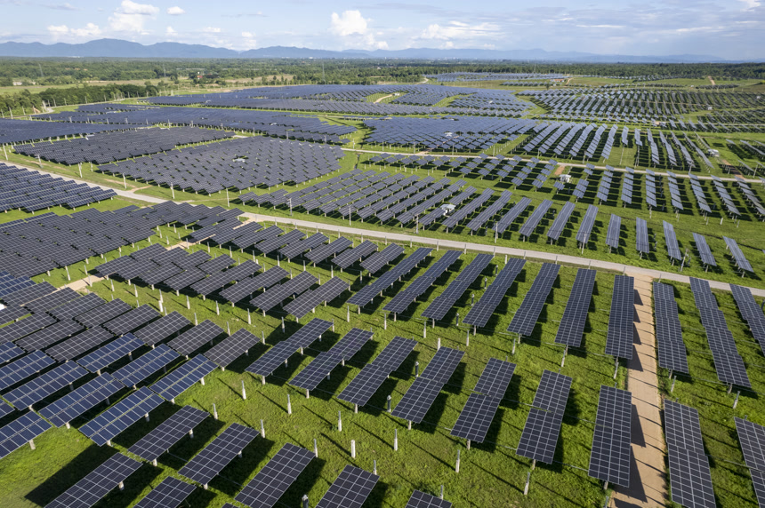 太阳能电池板光伏替代电源的高空视图绿色环保