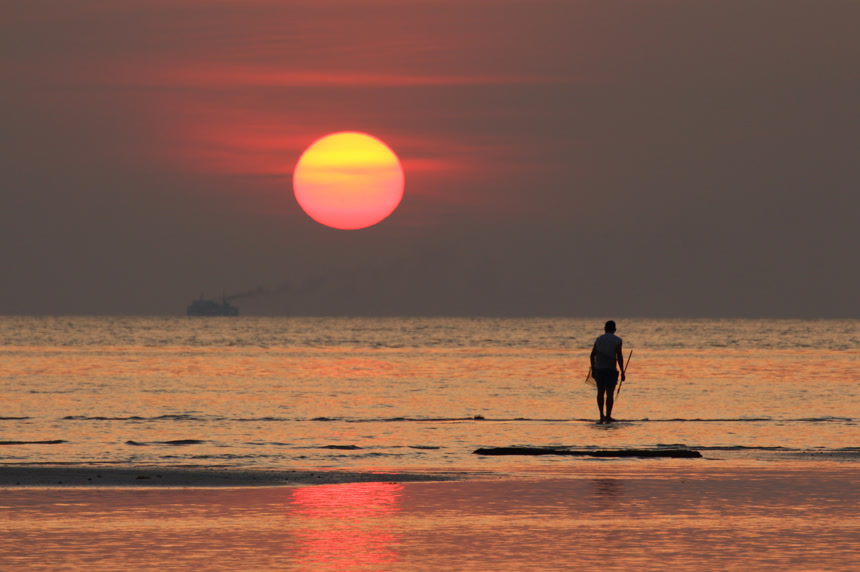 黄昏海边渔夫捕鱼自然风光旅游宣传