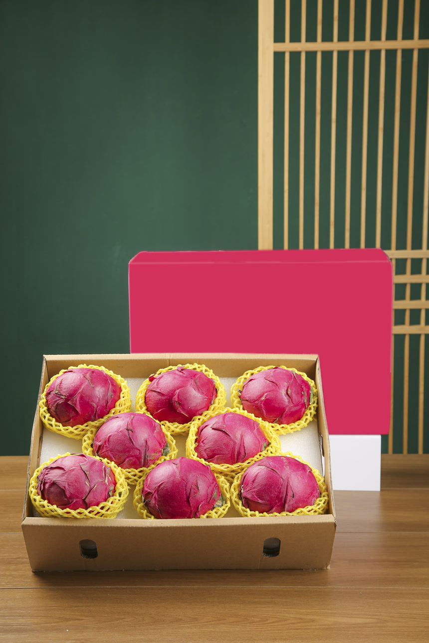 木底上的红心火龙果