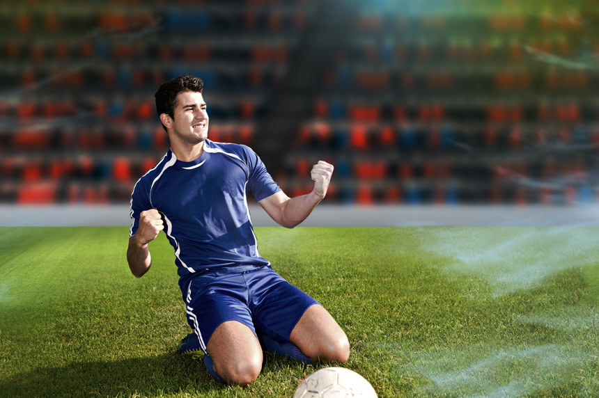 跪地庆祝胜利的足球运动员体育活动赛事