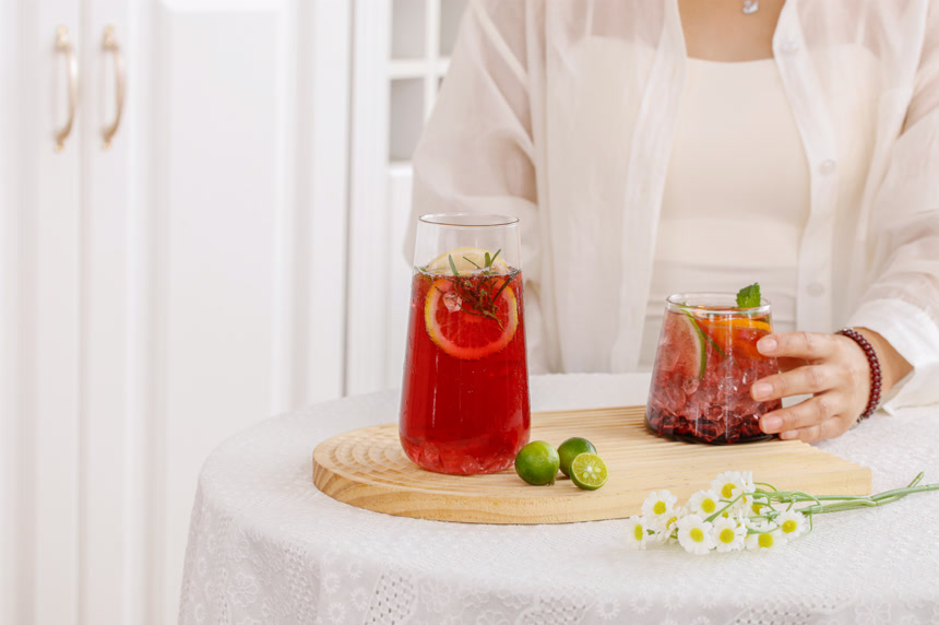 桌子上的夏日冷饮