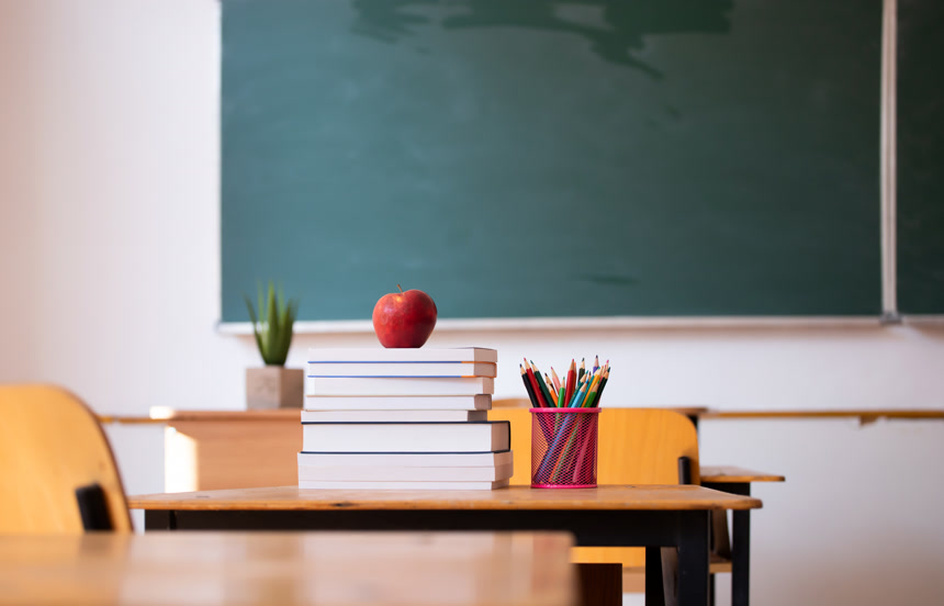 教室里书桌上的书本文具盒苹果生活场景