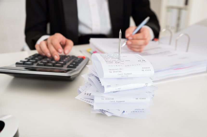 在办公桌前工作的女商人图片商务收银会计记账