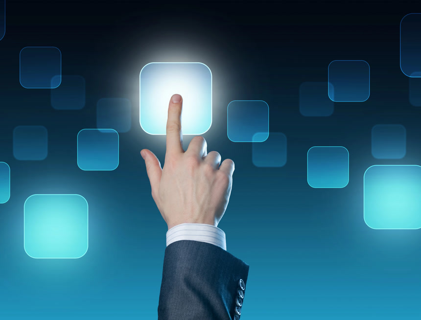 商务男人的手按下按钮触摸屏