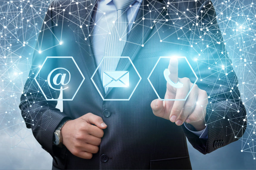 商务人员展示企业发展历程商务合作