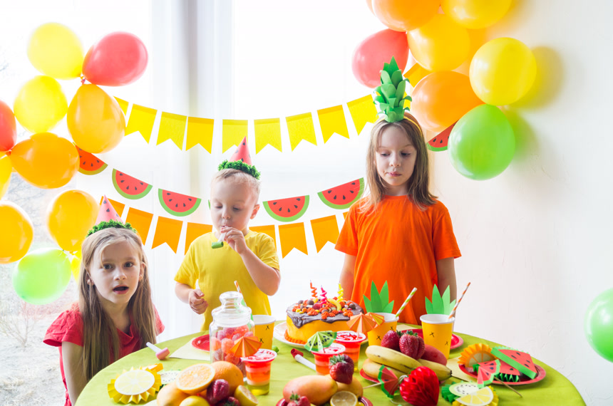孩子们庆祝生日。孩子吹出蛋糕上的蜡烛生活方式