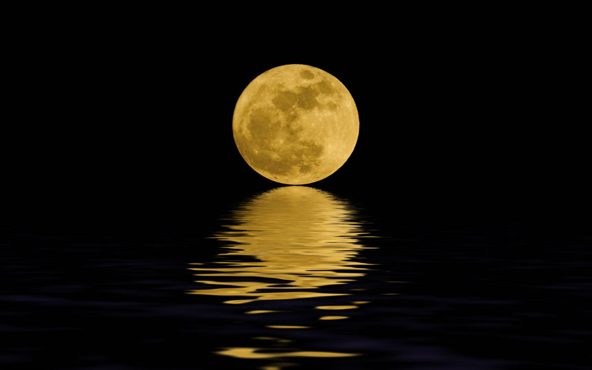 在水面上反射的月亮倒影中秋节