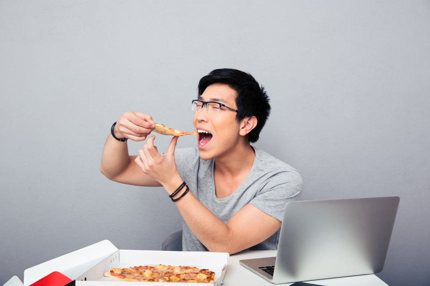 亚洲年轻男子吃披萨美食人像