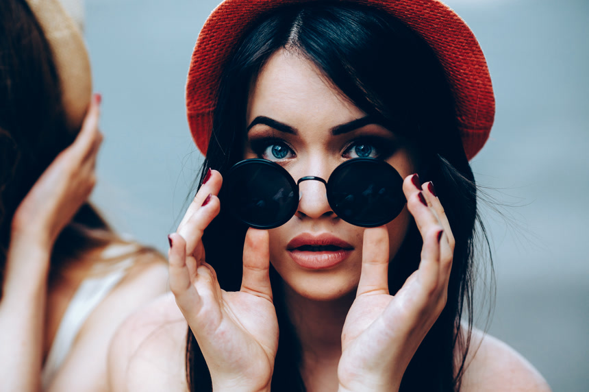 一个戴着墨镜的美丽年轻女孩的特写肖像