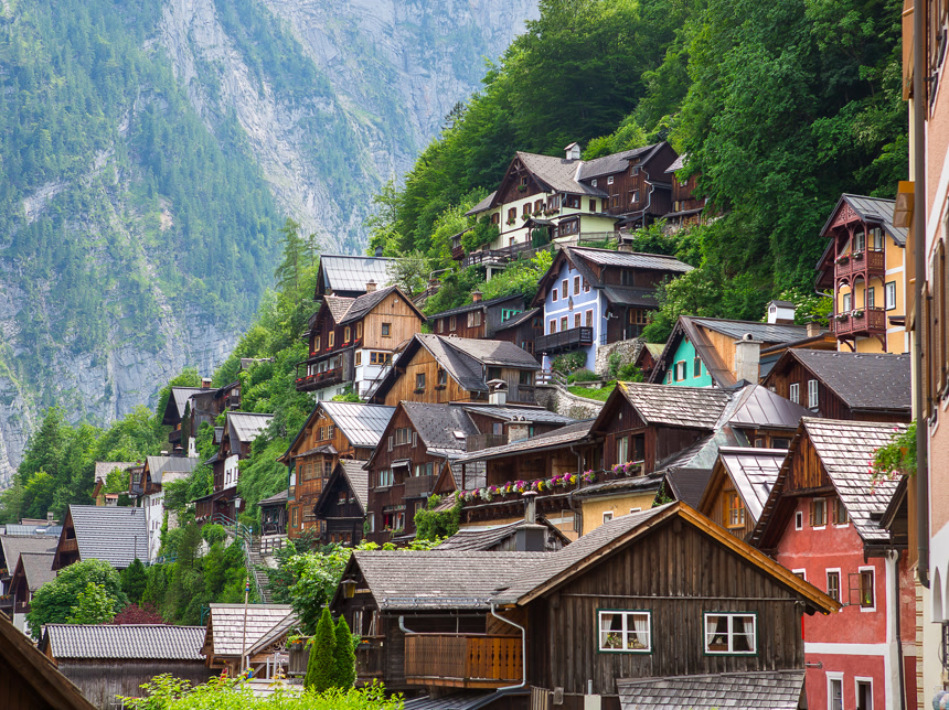 奥地利哈尔斯塔特山坡上的旧木屋城镇建筑