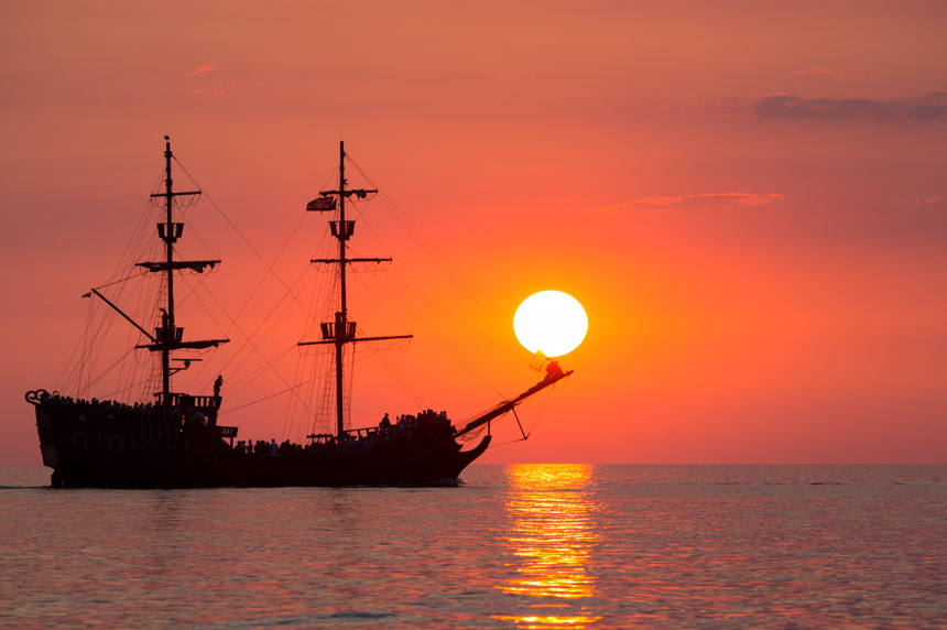日落时分海面上的船只电脑壁纸风景旅游图