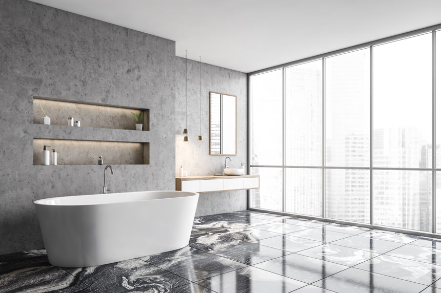 现代化浴室大理石地面、舒适的浴缸和带有镜子的水槽室内设计