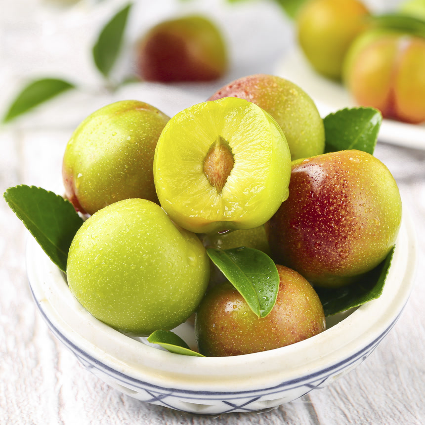 白底上的茵红李子