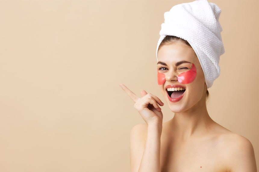 有护肤补丁的漂亮女人。高质量的照片健康生活方式