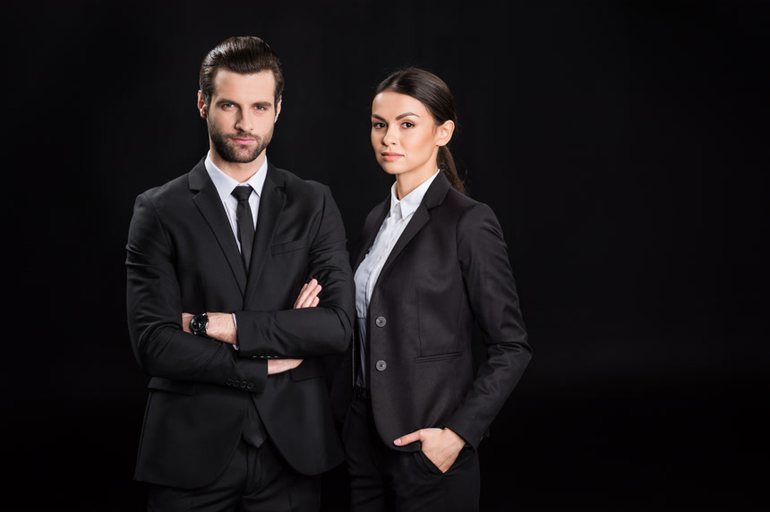 年轻自信的商人黑色吧背景