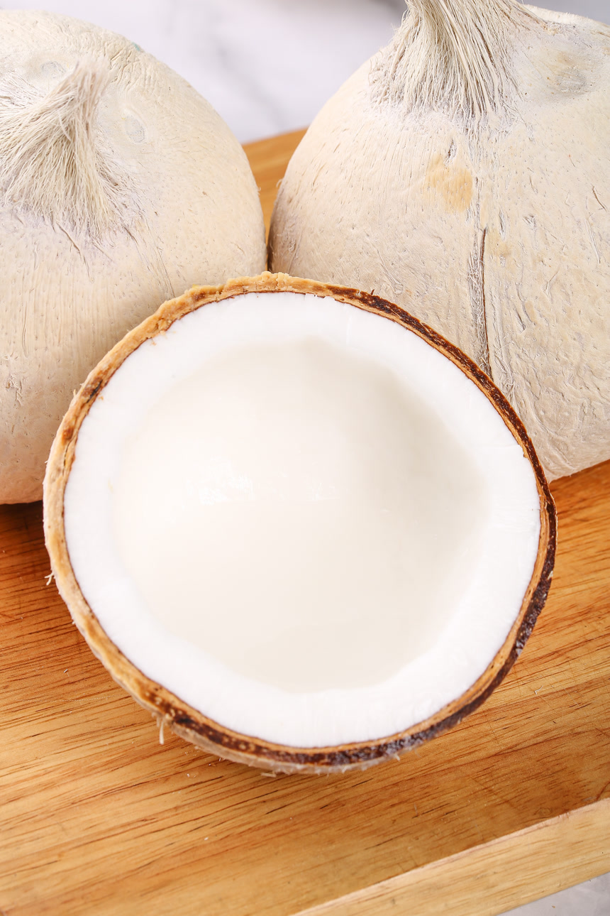 浅底上的牛奶椰皇