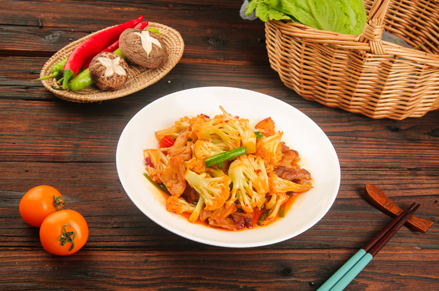 盘子里的花菜炒肉